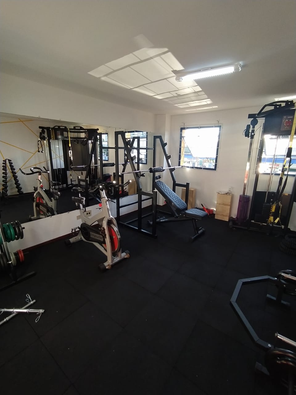 Estúdio do Fox Studio Personal Trainer, com equipamentos de musculação e treino funcional